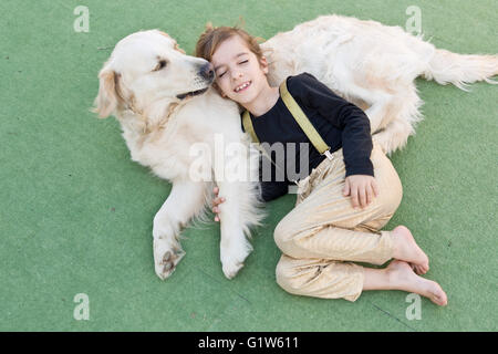 Kleines Mädchen mit ihrem Hund mit Zeichen der Zuneigung Stockfoto