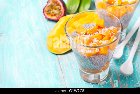 Chia Pudding mit Soja (Kokosnuss, Mandel) Milch und Mango Stücke in einem Glas (Vegan, glutenfrei) Stockfoto