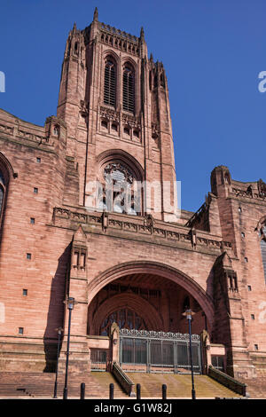 Der Westen Tür und Turm der anglikanischen Kathedrale in Liverpool, Merseyside, England. Stockfoto