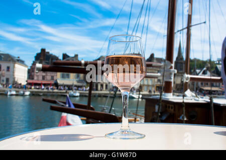 Normandie-Apfel-Cider in traditionellen Glas und rose Wein in alten französischen Fischerdorf Stockfoto