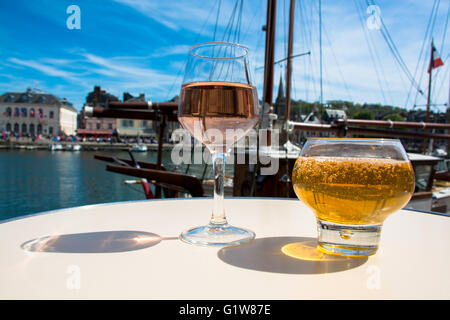 Normandie-Apfel-Cider in traditionellen Glas und rose Wein in alten französischen Fischerdorf Stockfoto