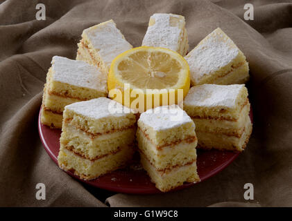 Schneewittchen-Kuchen mit Vanille und Zitrone, Stücke, Ansicht von oben Stockfoto
