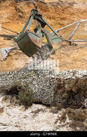 Bauschutt mit einem Kran nach Erdrutsch am East Cliff in Bournemouth im April gelöscht wird Stockfoto