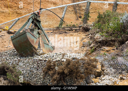 Bauschutt mit einem Kran nach Erdrutsch am East Cliff in Bournemouth im April gelöscht wird Stockfoto