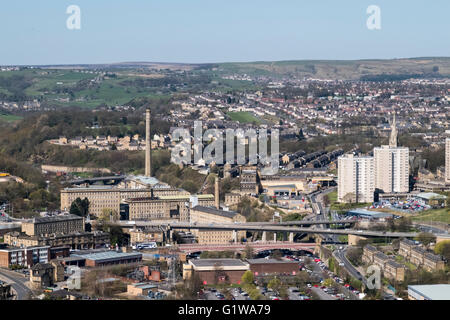 Dean Clough Mühlen, Halifax, betrachtet von Beacon Hill, Calderdale, West Yorkshire, Stockfoto