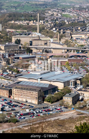 Dean Clough Mühlen, Halifax, betrachtet von Beacon Hill, Calderdale, West Yorkshire, Stockfoto