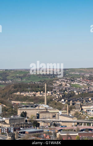 Dean Clough Mühlen, Halifax, betrachtet von Beacon Hill, Calderdale, West Yorkshire, Stockfoto