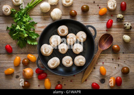 Essen-Hintergrund: gesundes Essen Zutaten zum Kochen auf rustikalen Holztisch, Top Vlew Stockfoto