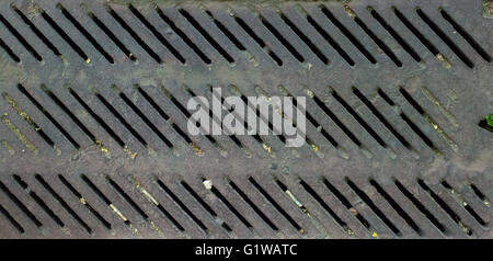 Schuss von einem rostigen alten Vintage Drain Rost hautnah. Stockfoto
