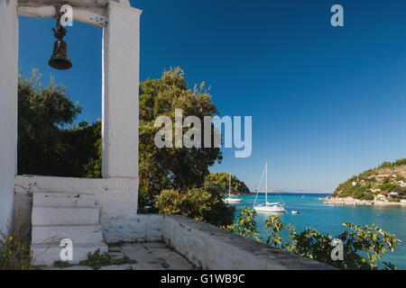 Die hübsche kleine Harbourside Dorf Lakka, Paxos, Griechenland in der geschützten Bucht Stockfoto