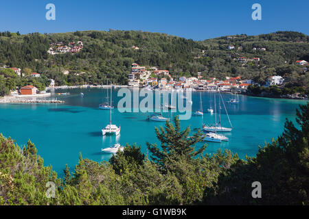 Die hübsche kleine Harbourside Dorf Lakka, Paxos, Griechenland in der geschützten Bucht Stockfoto