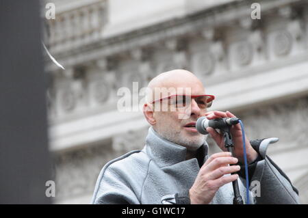 Stoppen Sie Brian Eno, die Krieg-Demonstration, 2015 London. Der Musiker und Produzent spricht zu Anti-Kriegs-Demonstranten. Stockfoto