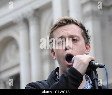 Owen Jones, der linke Aktivist und Schriftsteller, an der Haltestelle der Krieg zu protestieren, 2015, London. Stockfoto