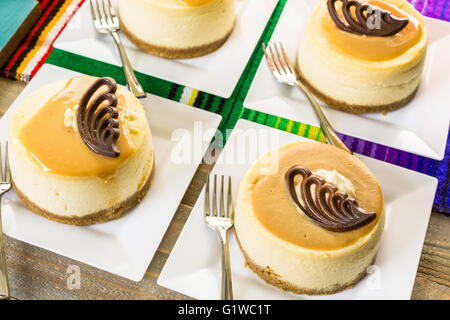 Fiesta Party buffet Tisch mit Dulce de Lecheand andere traditionelle mexikanische Küche. Stockfoto