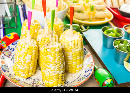 Fiesta Party-Buffet-Tisch mit würzige mexikanische Mais Maiskolben und andere traditionelle mexikanische Küche. Stockfoto