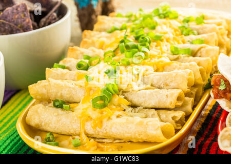 Fiesta Party buffet Tisch mit Huhn Taquitos und andere traditionelle mexikanische Küche. Stockfoto