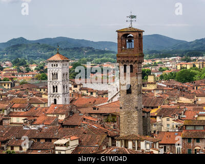 Terrakotta-Dächer in mittelalterlichen Lucca, Italien Stockfoto