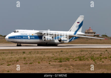 Volga-Dnepr Airlines Antonow An-124-100 Ruslan Bremsen nach der Landung auf der Piste 13. Stockfoto