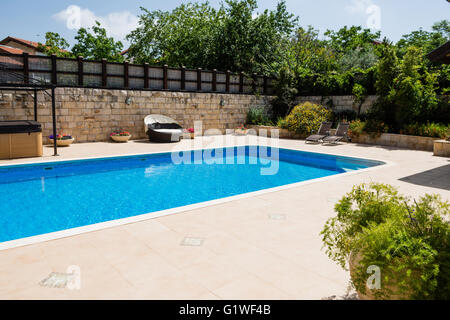 Detail-Innenhof mit Swimming Pool und jacuzzi Stockfoto