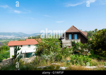 Alte hölzerne und neue Backstein-Haus in einem Dorf im oberen Galiläa Stockfoto