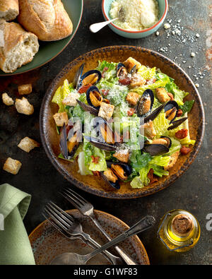 Einen leckeren Caesar Salat mit Muscheln, Römersalat, Speck, Croutons und Parmesan-Käse. Stockfoto