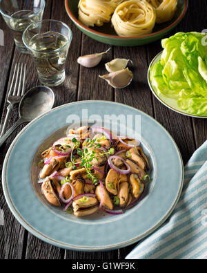 Ein köstliches mariniert Muschel-Salat mit Weißwein, Thymian, Schalotten und roten Zwiebeln. Stockfoto