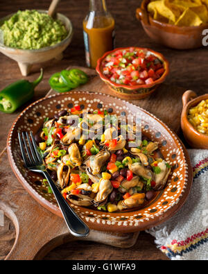 Eine köstliche mexikanische Muschel Salat Ceviche mit Paprika, Mais, schwarze Bohnen, grüne Zwiebel, Koriander und Jalapenopfeffer. Stockfoto