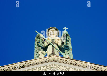 Die Statue des St. Michele schützt die Stadt von der Spitze der Kathedrale von Lucca Stockfoto