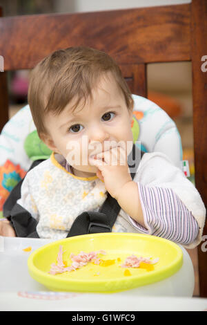 Porträt des einjährigen Baby Blick in die Kamera halten Hand in Mund Stockfoto