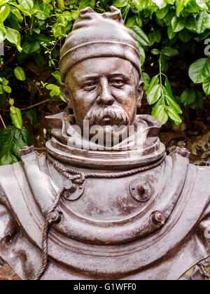 Die Bronzebüste von William Walker, der Taucher, der Winchester Cathedral von gespeichert Zusammenbruch durch den Wiederaufbau Unterwasser Stiftungen. Stockfoto