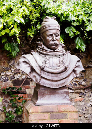 Die Bronzebüste von William Walker, der Taucher, der Winchester Cathedral von gespeichert Zusammenbruch durch den Wiederaufbau Unterwasser Stiftungen. Stockfoto