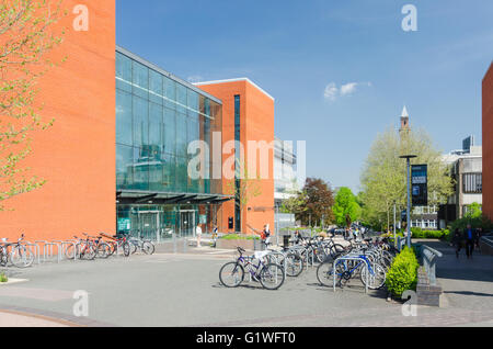 Moderne Gebäude, darunter das Learning Centre auf Campus der University of Birmingham Stockfoto