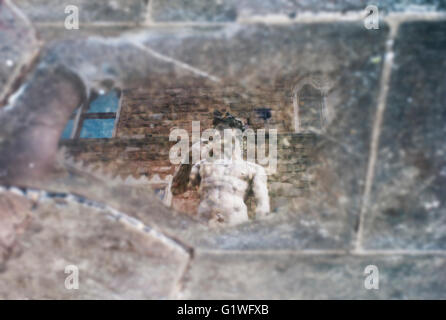 Reflexion von Michelangelos David in Pfütze auf der Piazza della Signoria Florence Italy Stockfoto