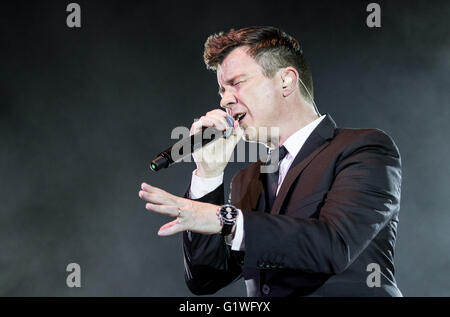 Rick Astley erklingt in der Pavillon-Bournemouth Stockfoto