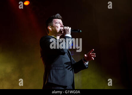 Rick Astley erklingt in der Pavillon-Bournemouth Stockfoto