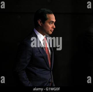 San Antonio Bürgermeister Julian Castro wartet hinter den Kulissen, bevor eine Debatte in San Antonio, Texas. Stockfoto