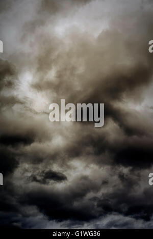 Bedrohliche Wolken erstellen einen dramatischen Himmelshintergrund. Stockfoto