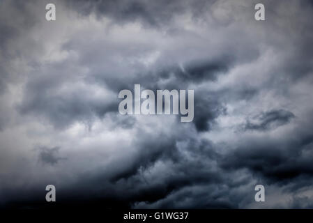 Bedrohliche Wolken erstellen einen dramatischen Himmelshintergrund. Stockfoto