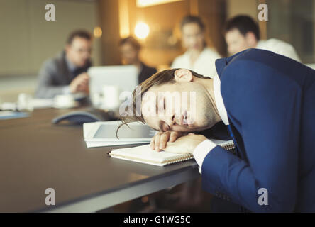 Geschäftsmann, schlafen im Zimmer Tagung Stockfoto