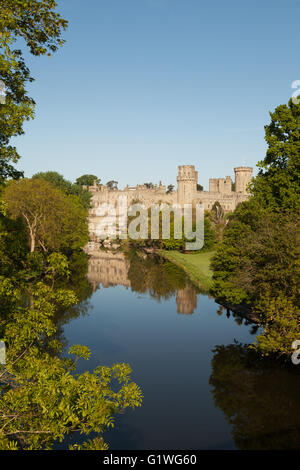 Warwick Castle, eine mittelalterliche Burg aus dem 11. Jahrhundert und den Fluss Avon, Warwick, Warwickshire, England UK Stockfoto