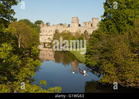 Ruderer auf dem Fluss Avon in Warwick Castle am frühen Sonntagmorgen, bei Sommersonne, Warwick, Großbritannien Stockfoto