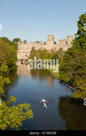 Ein einzelner Scull Rudern auf dem Fluss Avon, Warwick Castle früh am Sonntagmorgen, Warwick, Warwickshire UK Stockfoto