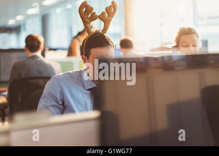 Geschäftsmann, tragen Geweihe Stirnband im Büro Stockfoto