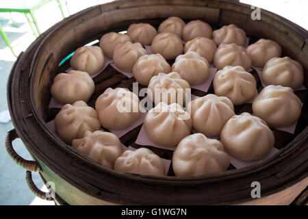 Gedämpfte Teigtaschen bei Gold Cafe in Hsipaw, Myanmar Stockfoto