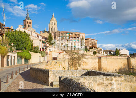 Segovia - die Mauern der Stadt und den Turm der Kathedrale im Hintergrund Stockfoto