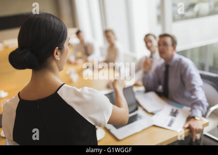 Geschäftsfrau, die führende Tagung im Konferenzraum Stockfoto