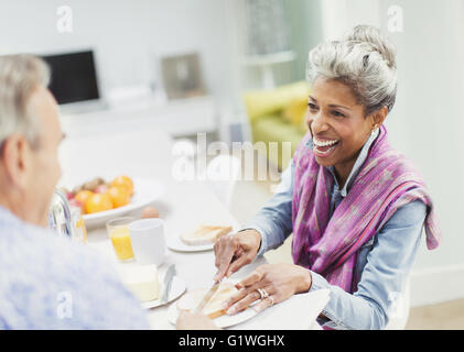 Älteres Paar genießen Frühstück am Tisch Stockfoto