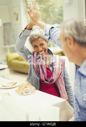 Begeisterte älteres paar fiving beim Frühstück Stockfoto