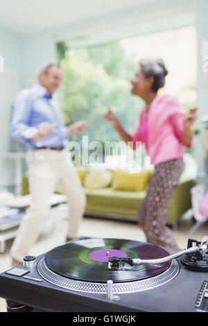 Spielerischen Charakter Paare tanzen im Wohnzimmer hinter Plattenspieler Stockfoto