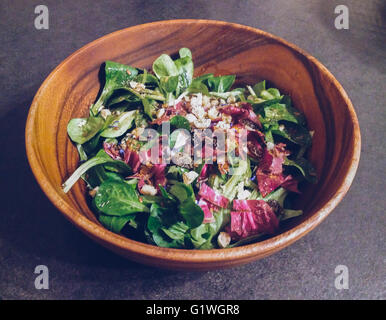 Bunter Salat in eine hölzerne Schüssel Stockfoto